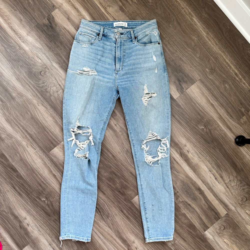 Abercrombie and Dutch curve love jeans